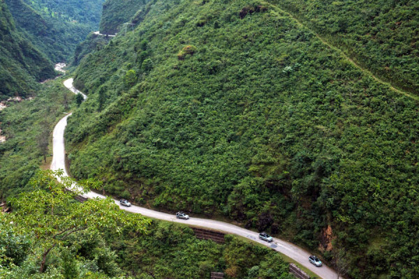 Los Range Rover híbridos en Nepal en la última etapa de su expedición hacia China